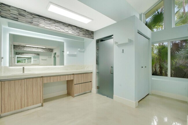 Building Photo - 7351 Valencia Dr