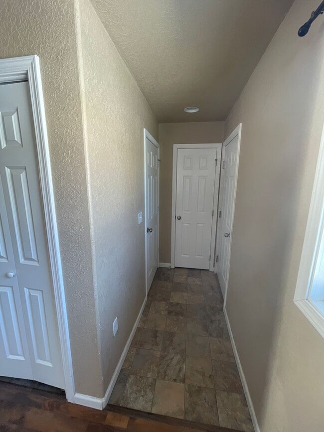 Building Photo - House- NW