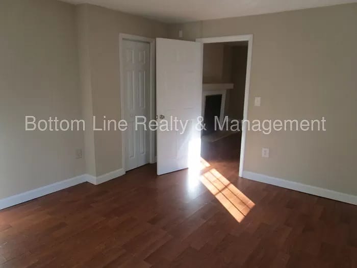 Building Photo - Room in Single Family Home on Plainview Rd