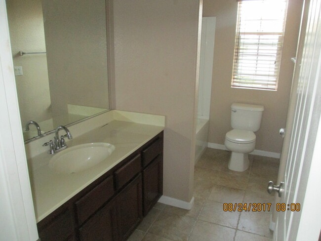 Building Photo - 3 Bedroom 2 Bathroom Home with Garage