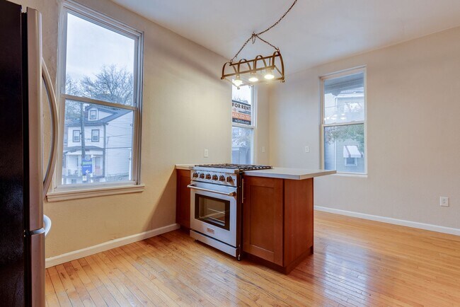 Building Photo - AVAILABLE AUGUST 2026 - Unique 3 Bedroom + den w/ Central AC in the South Side Slopes!