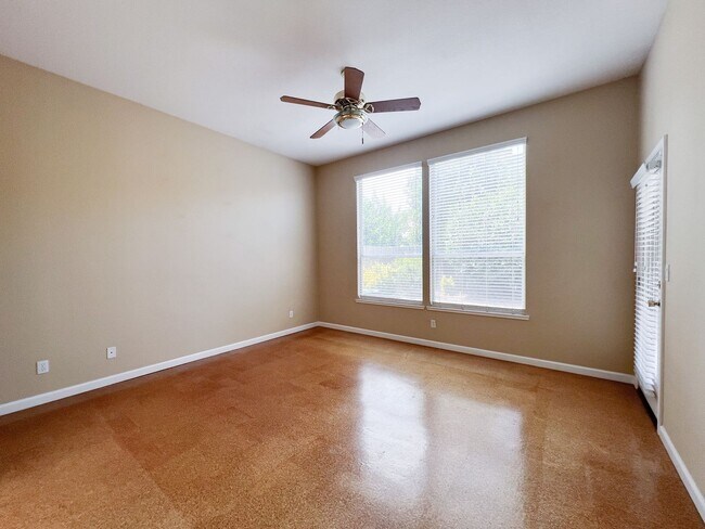 Building Photo - Spacious Single Story 3 Bd, 2 Ba Home in S...