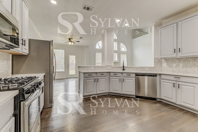 Building Photo - Your dream home awaits!