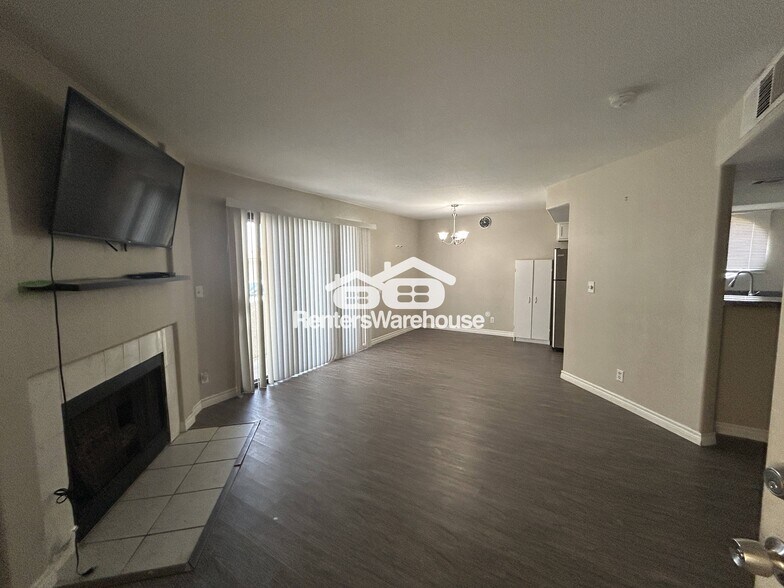 Building Photo - 970 N Sloan Ln
