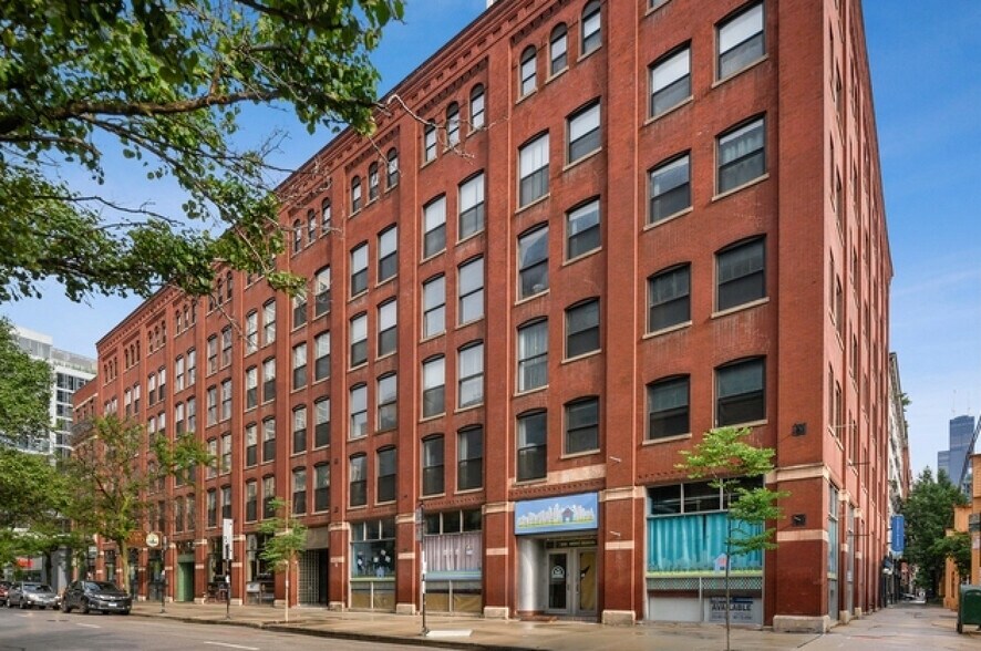 Building Photo - 225 W Huron St