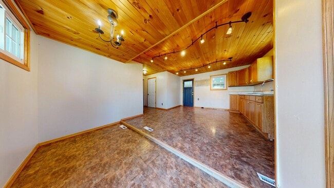 Building Photo - Large home in Galion Schools