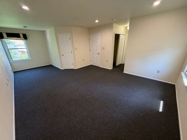 Building Photo - Spacious 4-Bedroom Colonial with 2-Car Garage in Howell