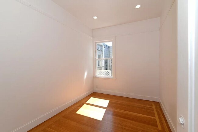 Building Photo - TOP FLOOR 3 BEDROOM FLAT