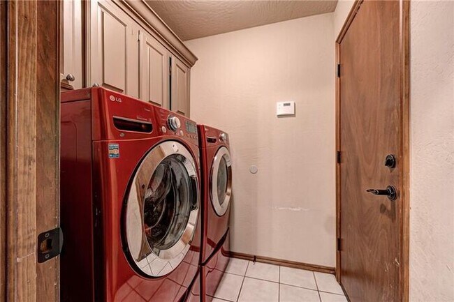Building Photo - 3 Bed 2.5 Bath 2 Car Garage in Westmoor Ad...