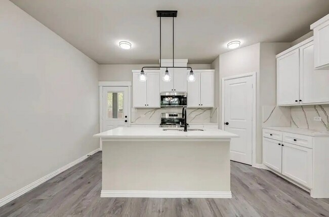 Building Photo - 5612 Black Pine Cir