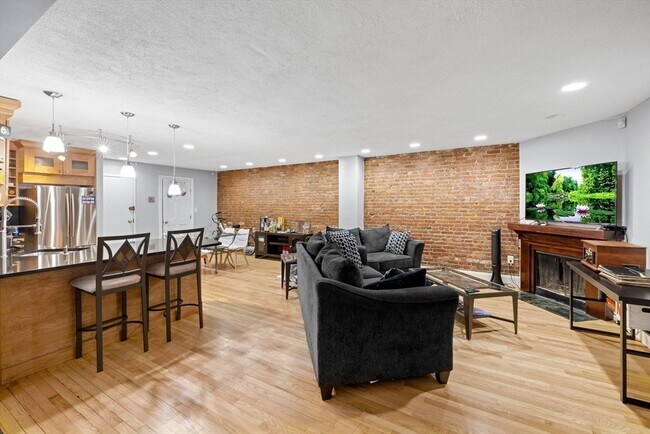 Building Photo - 407 Marlborough St