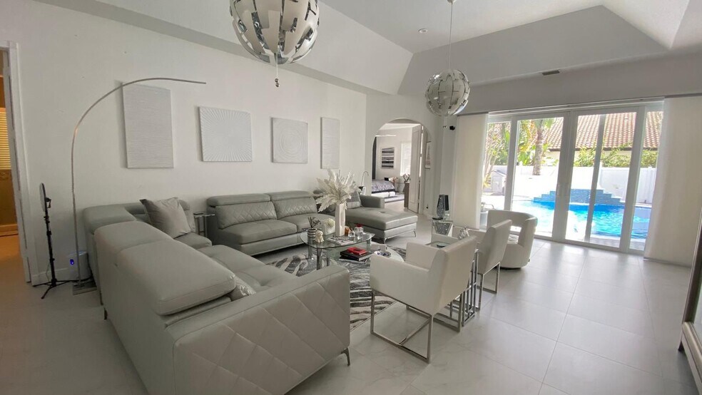 Building Photo - 830 Bailey St