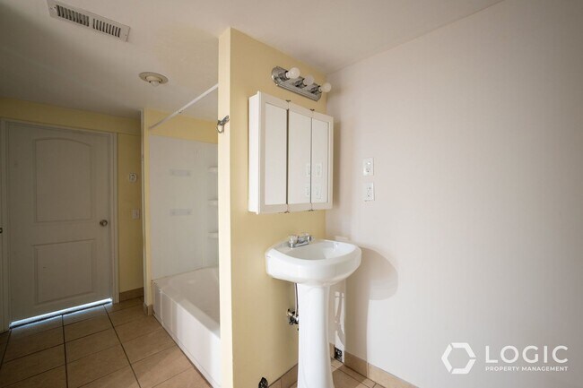 Building Photo - 822 E 50 S