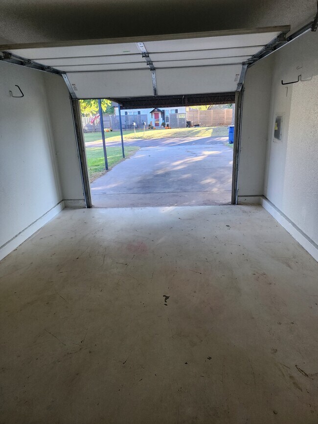 Building Photo - 807 S Jones Ln