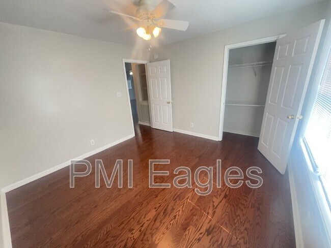Building Photo - 102 Milard Ct