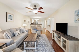 Building Photo - 390 Pinehurst Ln