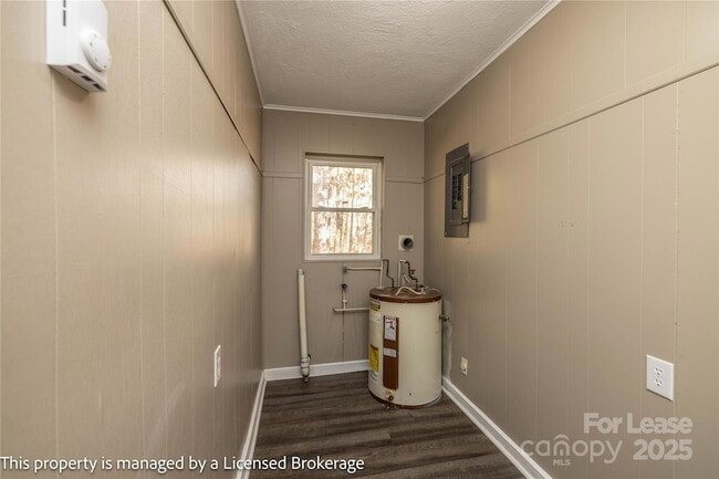 Building Photo - 213 Roslyn Rd