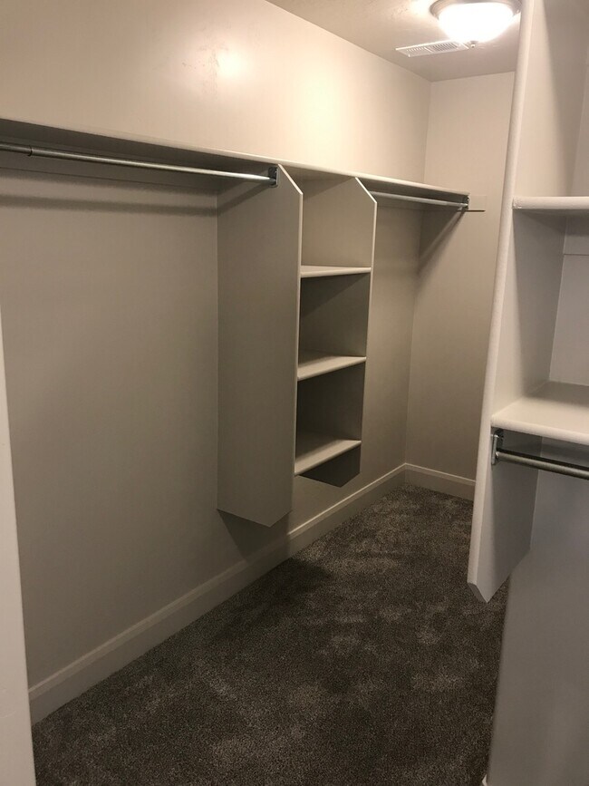 Building Photo - Very nice Townhouse in Santa Clara, with a POOL!!