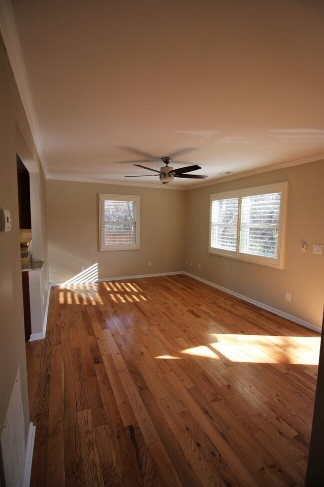 Building Photo - West AVL - Great apartment close to all th...