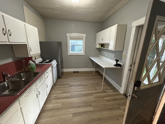 Building Photo - 406 S College Ave