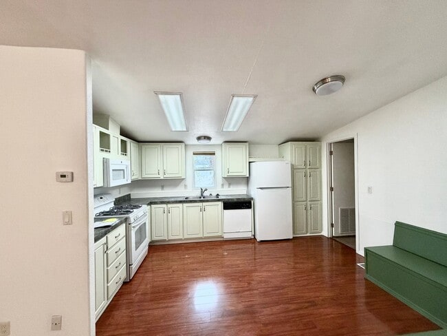 Building Photo - Charming 3BR/2BA Home with Spacious Backyard – Available June 1st!