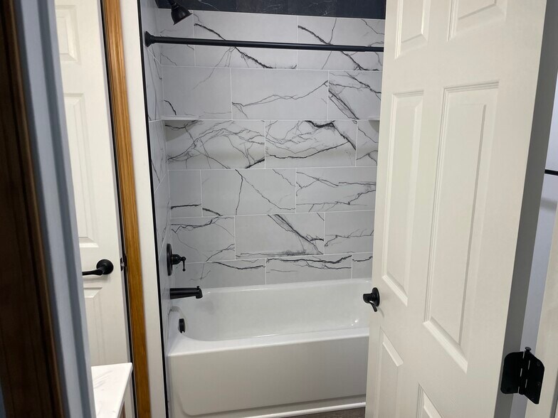 Main bath - 103 S York Rd