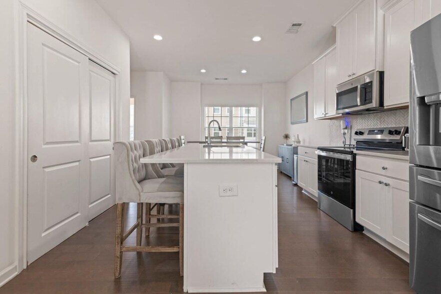 Building Photo - 940 Society Cir