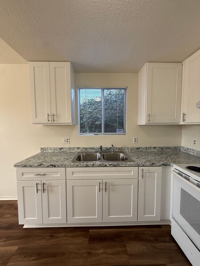 Building Photo - S12000