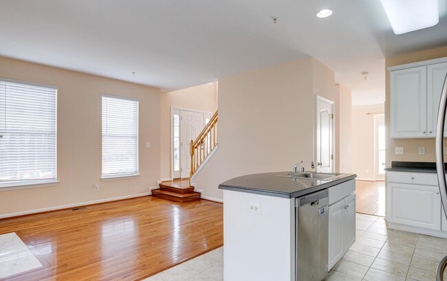 Building Photo - Charming Abingdon Townhome with Modern Upg...