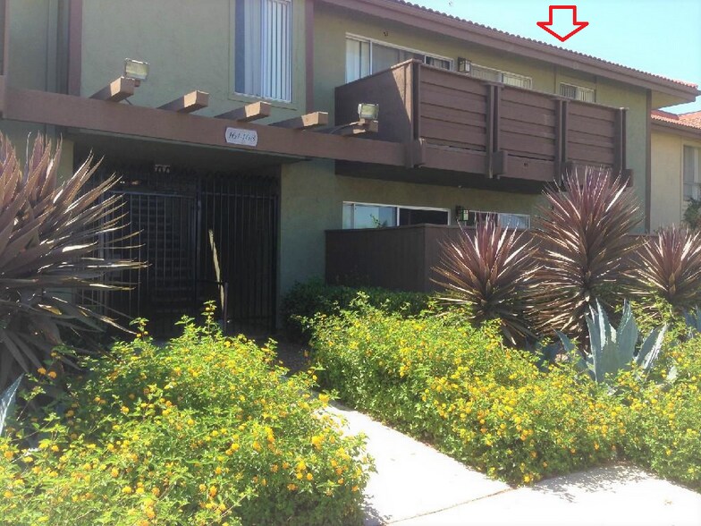 Front View of the 2nd floor condo - 615 Fredricks Ave