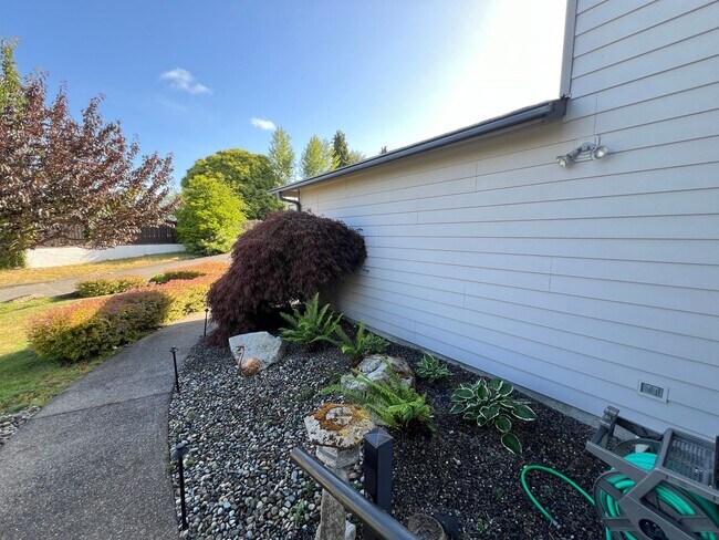 Building Photo - Stunning 4 Bedroom 2.5 Bath with Peek-a-Boo View of Puget Sound