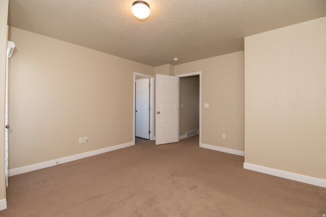 Building Photo - 3201 W Desert Lily Dr
