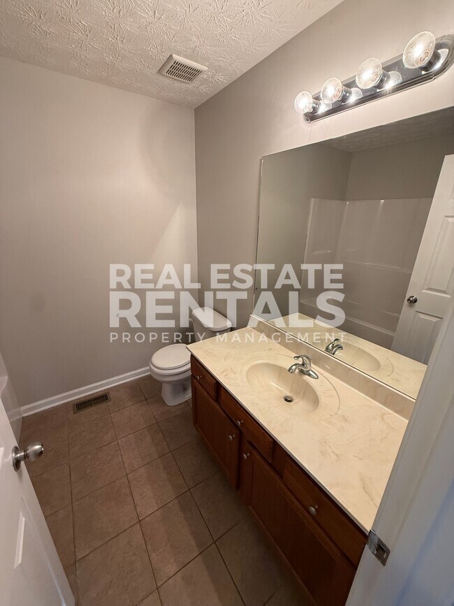 Building Photo - 3083 Lakeview Cir