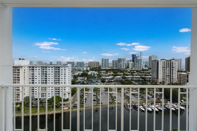 Building Photo - 500 Bayview Dr