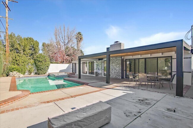 Building Photo - 6513 Corbin Ave