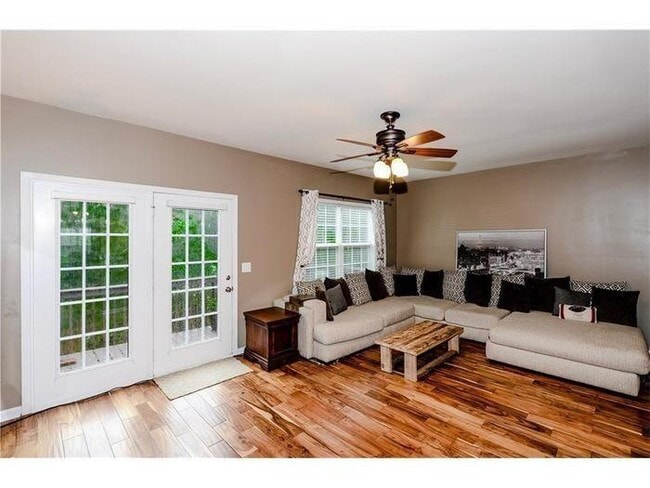 Building Photo - 2657 Cedar Dr