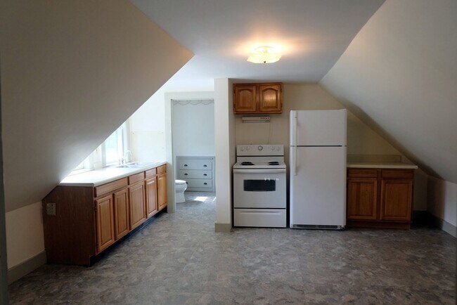 Building Photo - 200 Pleasant St