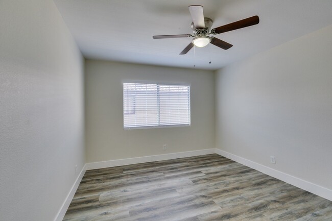 Building Photo - Stylish 2-Bedroom Townhome in Henderson!