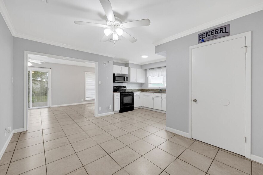 Building Photo - 3806 Kaplan Dr