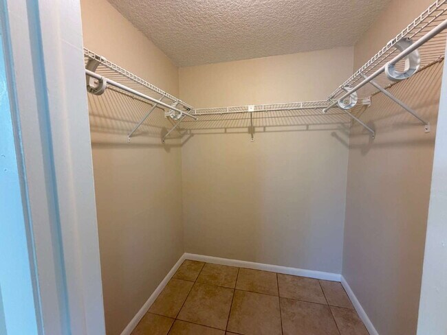 Building Photo - Spacious 2/2 with home with fenced yard in great Port Richey location.