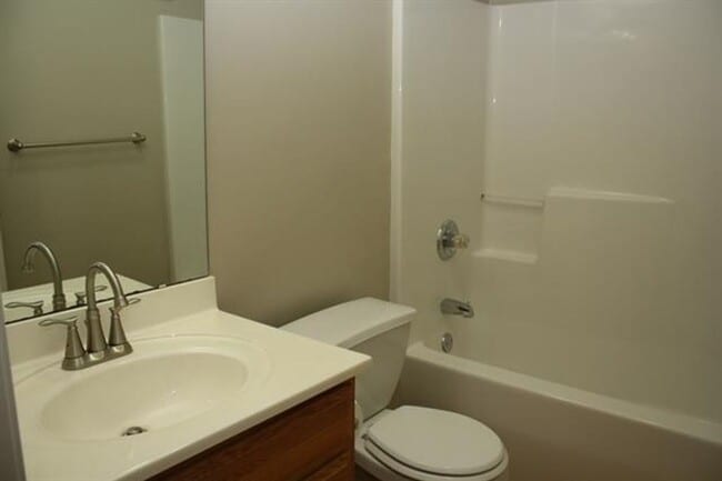 Building Photo - CUTE 3 BEDROOM IN COLONY PINES