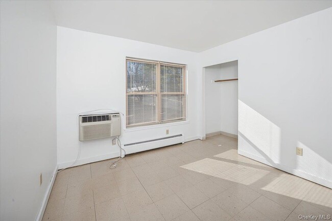 Building Photo - 501 Maplewood Gardens