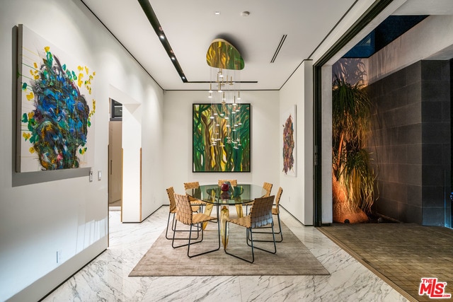 Building Photo - 809 N Rexford Dr