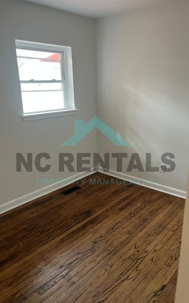 Building Photo - 1212 Red Oak Ave