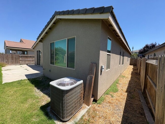 Building Photo - Comfortable NW Visalia Home Rent Ready!