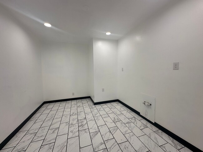 Building Photo - For lease: 3 Bed, 2 Bath Home in Northeast Joplin, MO - $1650.00/Mo| Indoor Storm Shelter/Fenced ...