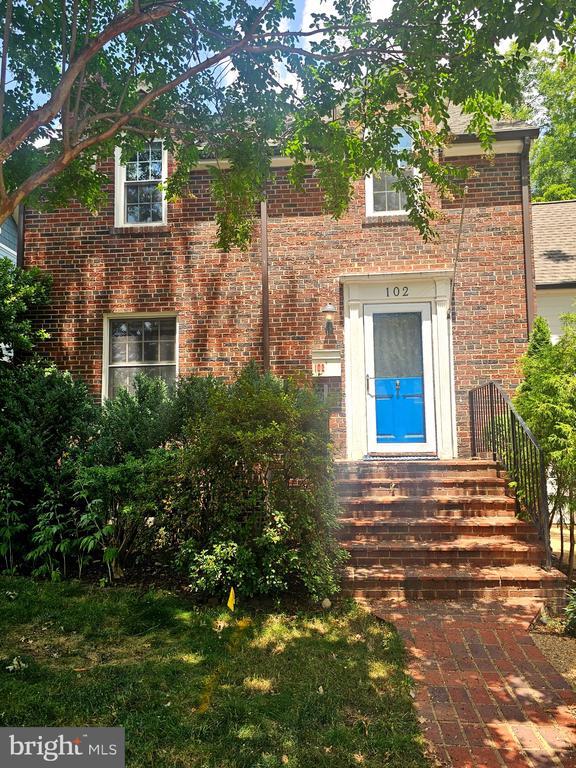 Building Photo - 102 E Oak St