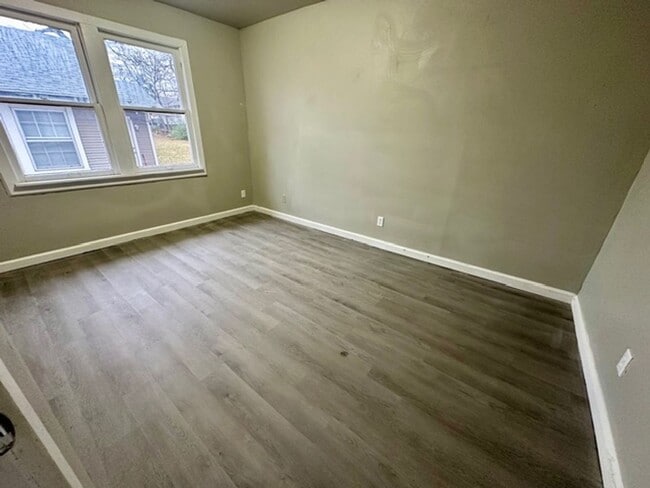 Building Photo - 3 Bedroom and 2 Bathroom Home in Shawnee