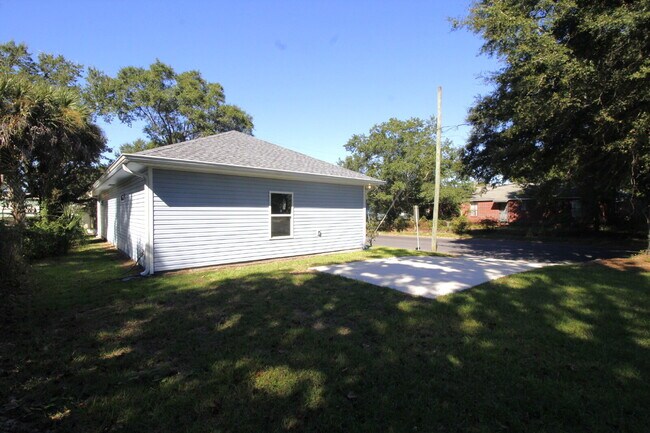 Building Photo - Modern 3-Bedroom Home with Granite Counter...