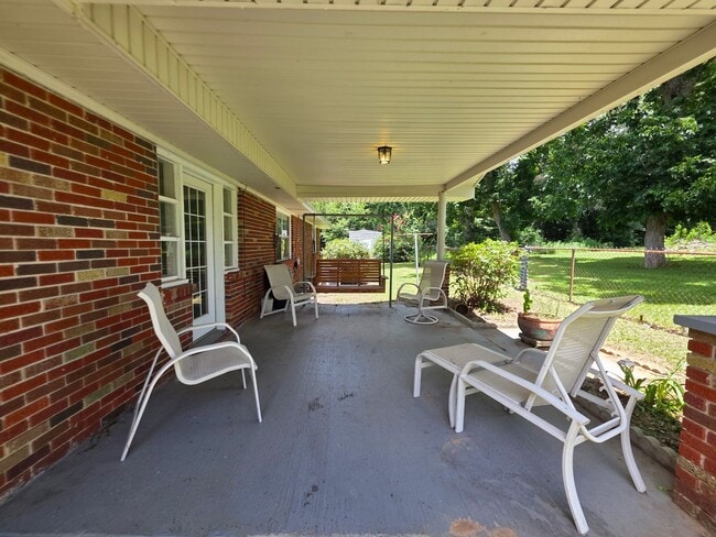Building Photo - 4BR/2BA lake view home with covered back p...